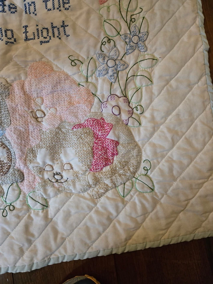 Edredón bebé vintage hecho a mano blanco bordado conejito animales y flores 37X57 Foto 4 de 4