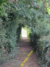 Photo 6x4 Footpath by Redlands Farm Cottages Odsey  c2016