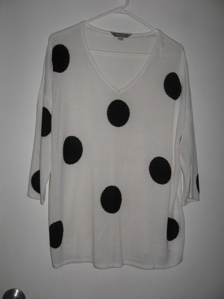 SUZANNEGRAE WHITE WITH LARGE BLACK POLKA DOTS 3/4 SLEEVE V-NECK JUMPER SIZE M