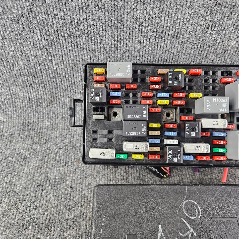 13599107 2008 - 2011 别克卢塞恩凯迪拉克DTS后座保险丝盒继电器原始设备制造商 — 第 2/4 张图片