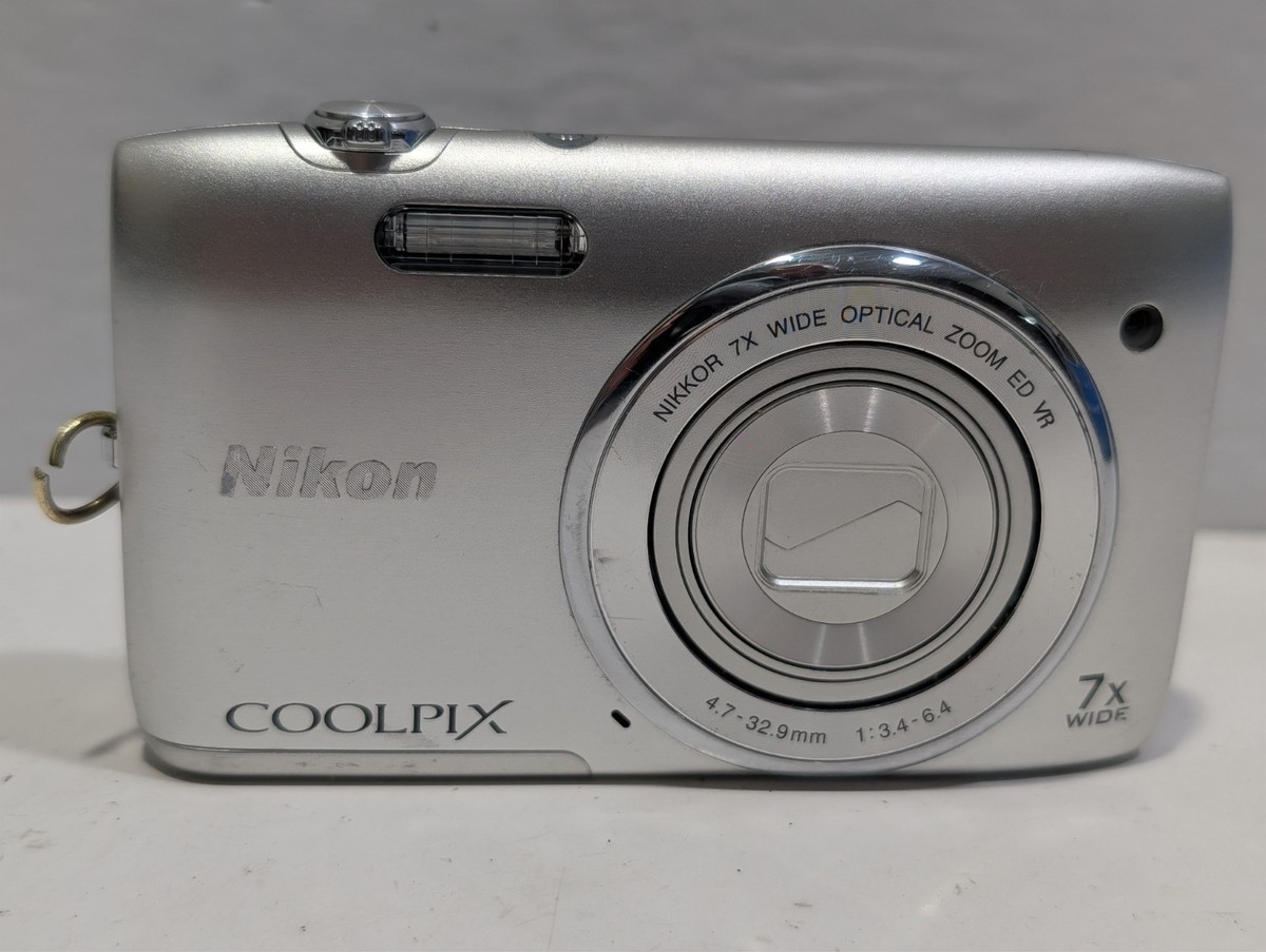 M*)様 Nikon COOLPIX S3500 silver Nikon Coolpix S3500 Silver Digital Camera 20.1MP Powers On [w