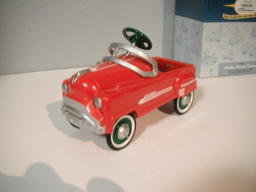 Hallmark Kiddie Car Classics 1950 Holiday Murray General Pedal Car QHG9054 - Imagen 3 de 14