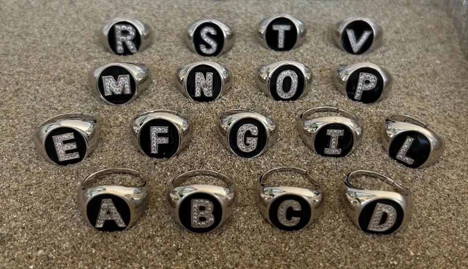 Anello DONNA Lettera Iniziale Nome TUTTO L'ALFABETO Nomi con Strass Regolabile  - Immagine 2 di 4