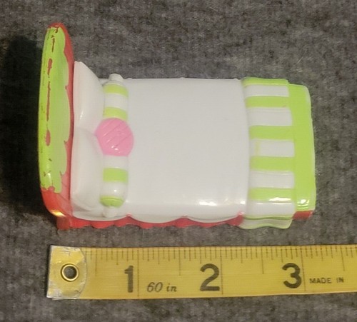 Strawberry Shortcake 2008 Hasbro Plastic Doll Bed 3" - Picture 10 of 11