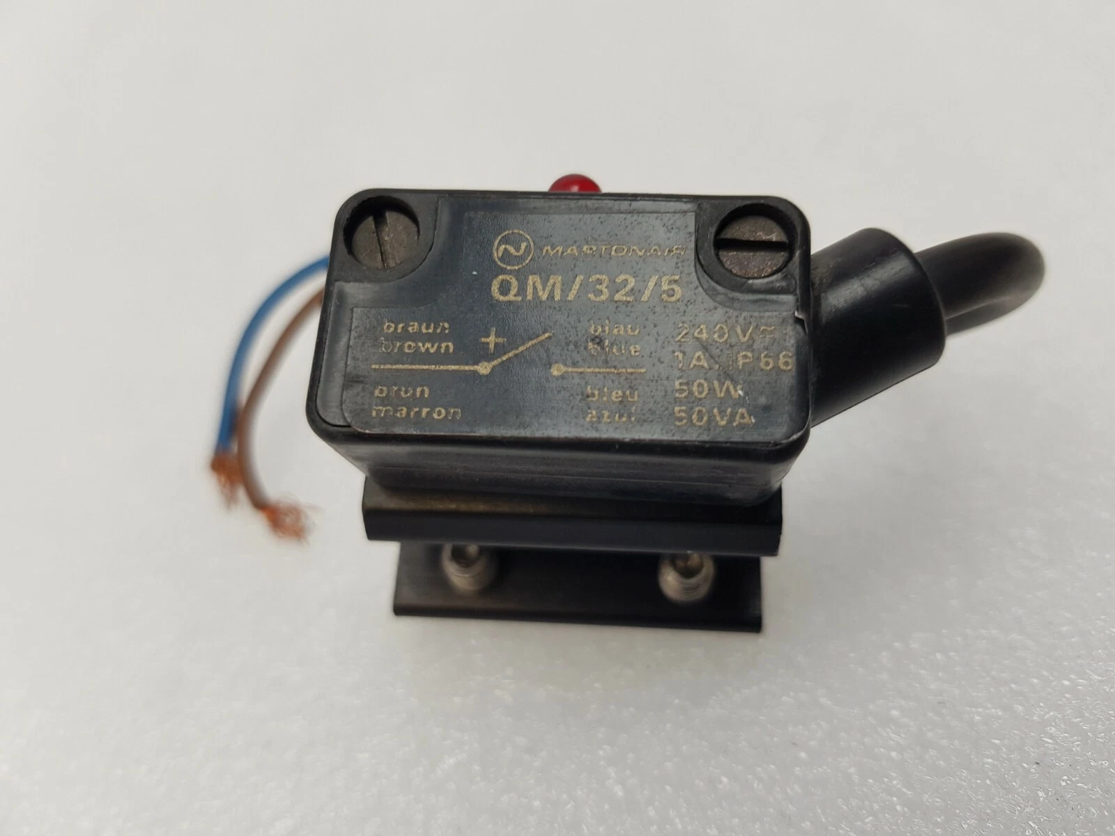 Martonair QM/32/5 body label: brown +, blue, 240 V, 1 A, 50 W, 50 VA, with LED lens and bracket