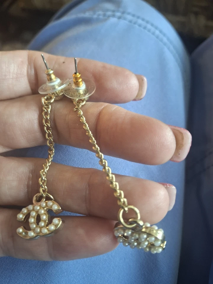 PENDIENTES COLGANTES CHANEL VINTAGE DOBLE CARA FALTA UNA PEQUEÑA PERLA  Foto 3 de 4