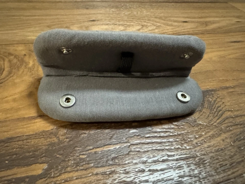 Almohadilla de repuesto para correa de cochecito Nuna (almohadilla única). Gris grafito con botón a presión Foto 3 de 3