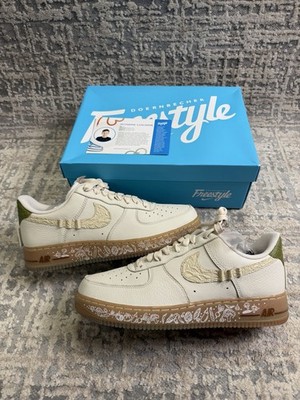 Größe 9,5 - Nike Air Force 1 '07 DB21 2026 Doernbecher IO7688-921