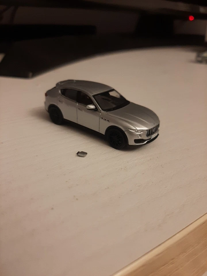 1:87 Minichamps Maserati Levante grigio metallizzato, LEGGERE DESCRIZIONE - Immagine 2 di 4