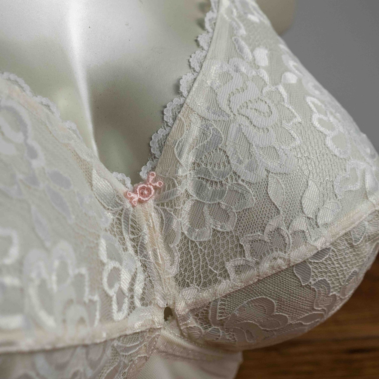 Berlei Solutions White Floral Non Padded Side Wired 42C Bra New In Box image 3