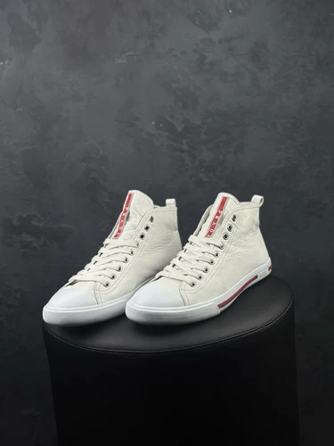 Prada Sneakers alte uomo in pelle con linguetta rossa
