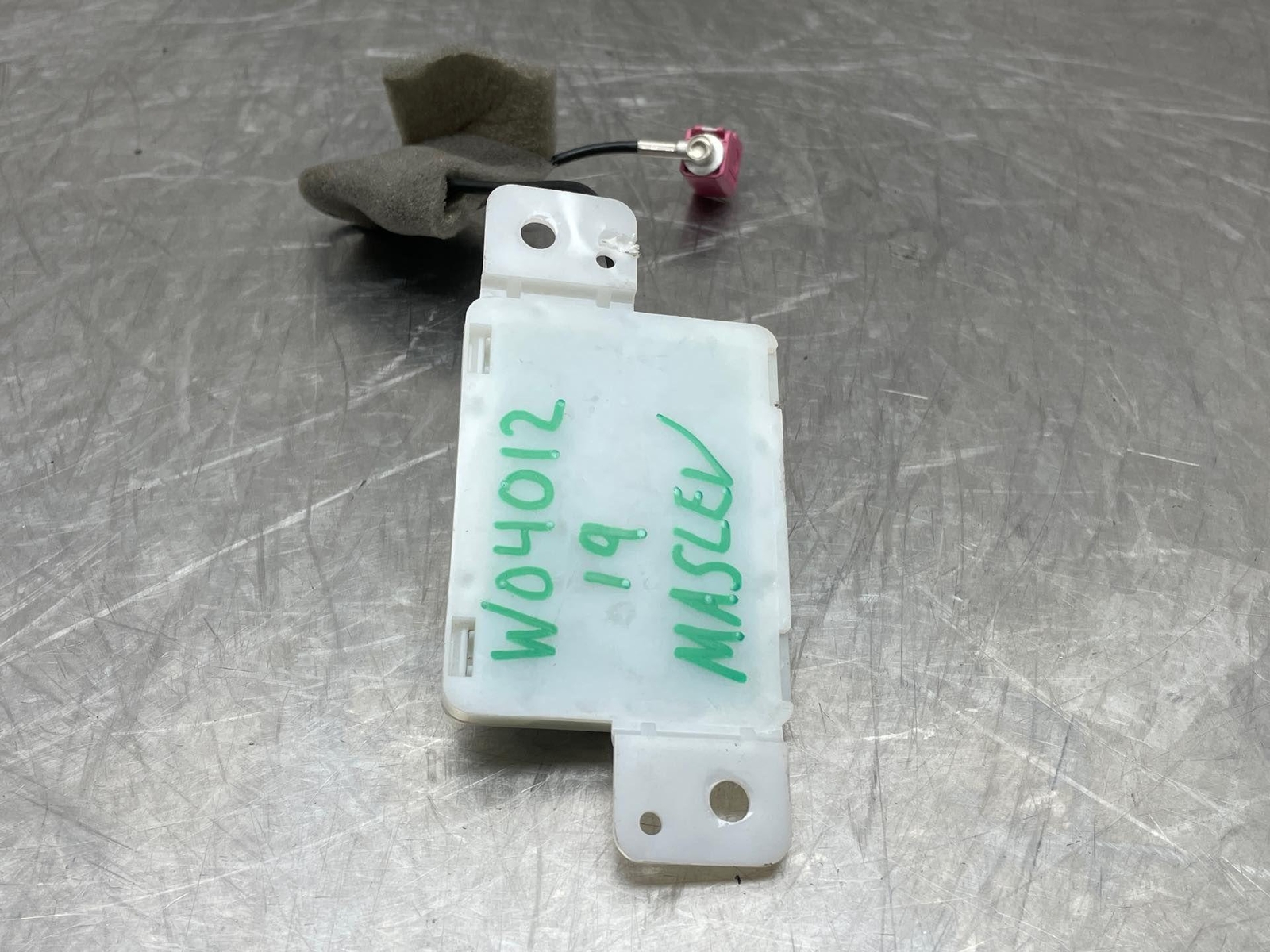 2019 Maserati Levante OEM Smart Keyless Entry Antenna Control Module 68226365AA