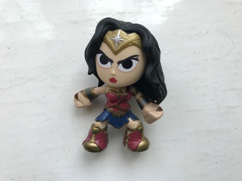 FUNKO MYSTERY MINI - DC BATMAN V SUPERMAN SERIES - WONDER-WOMAN VINYL FIGURE