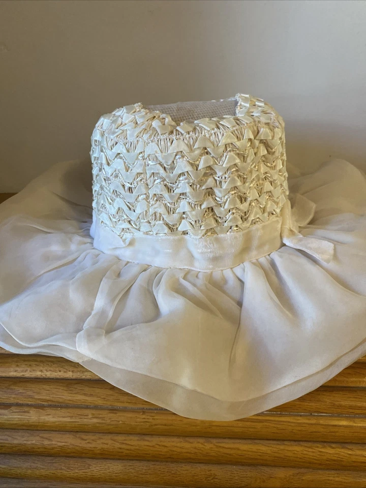 Vintage Union Made Women’s White Lace Hat With A Fabric Brim And White Bow - Image 4 of 4