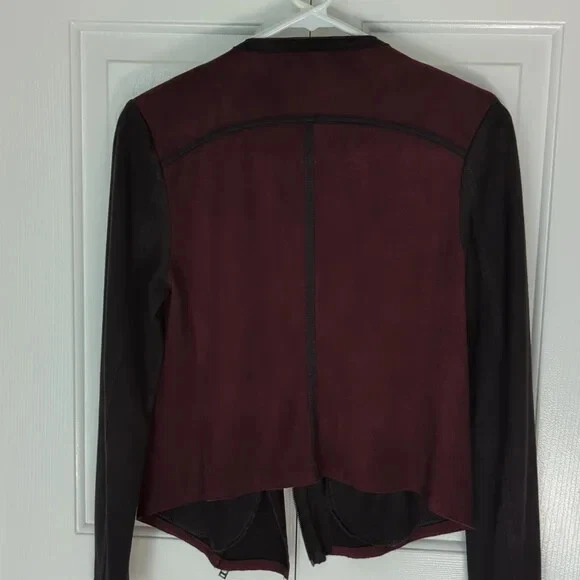 Chaqueta de moto Jessica Simpson de gamuza sintética pequeña Foto 3 de 4