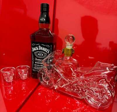1 x Jack Daniels  1 Liter + 1 x Motorrad Dekanter + 2 x Shotglas