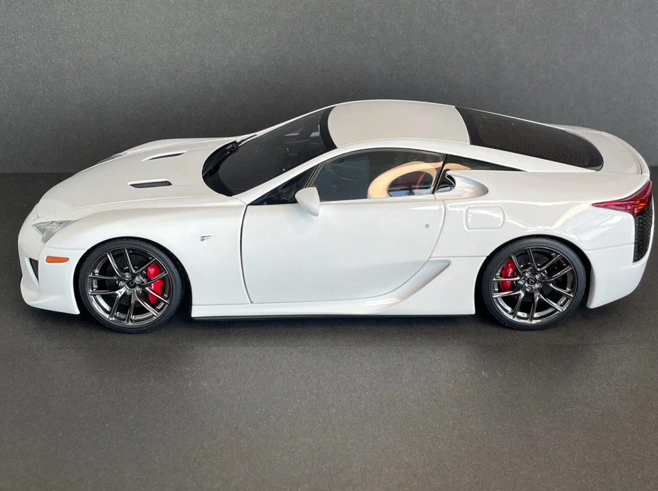 Lexus LFA Autoart Signature Diecast 1/18 Whitest White - Image 3 of 4