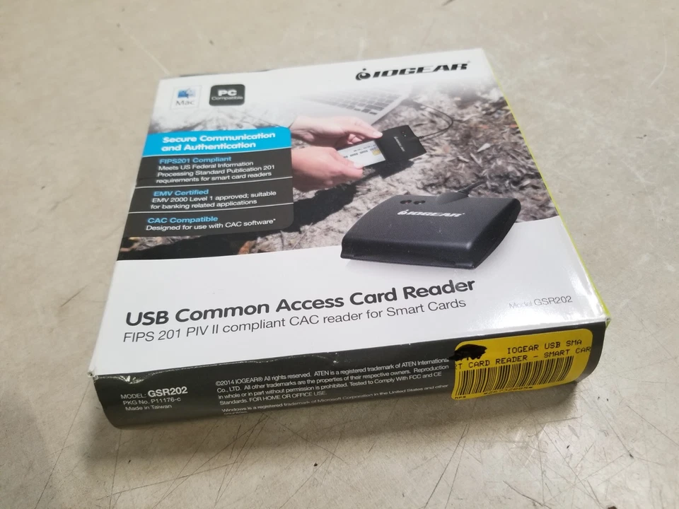 IOGear GSR202 USB Smart Card Access Reader in Black - Image 2 of 3