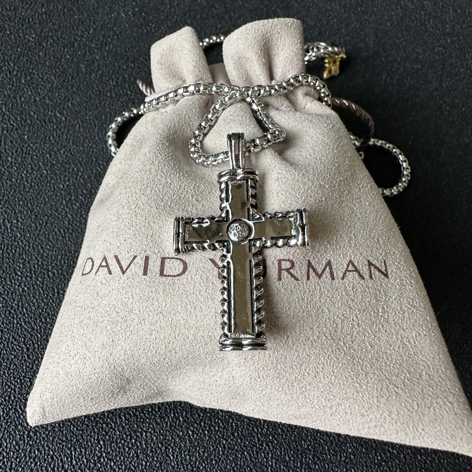 Colgante Cruz Chevron David Yurman Plata de Ley 925 con Diamantes Negros 20" Foto 3 de 4