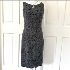 Carolina Herrera Gray Lace Overlay Shift Dress. Size 2