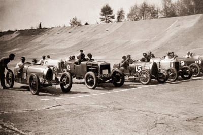 Rennwagen aufgereiht zum Start des Junior Grand Prix 1927 4x6 FOTO