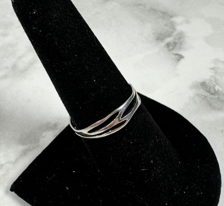 Sterling Silver Ring with a Delicate Open Wave Pa… - image 3