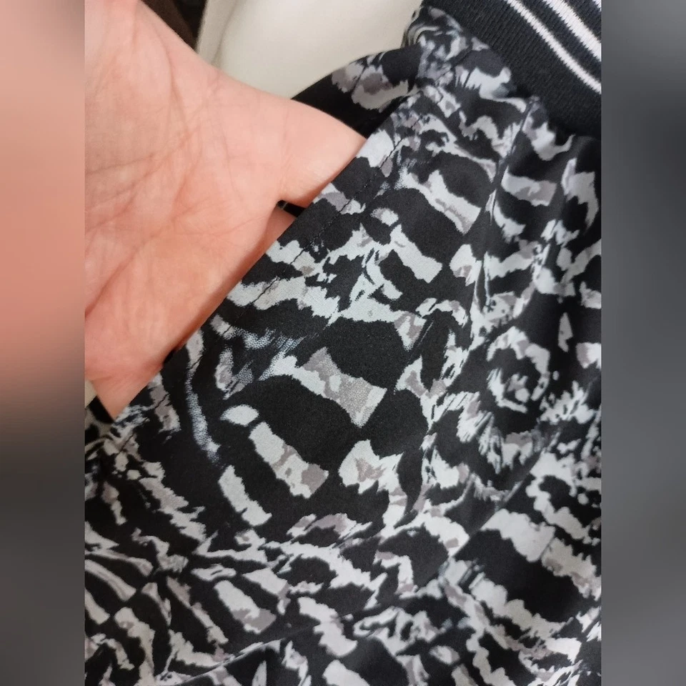 FABLETICS Black and White Patterned Pants mob wife,casual,athletic szL (#887) - Image 4 of 4