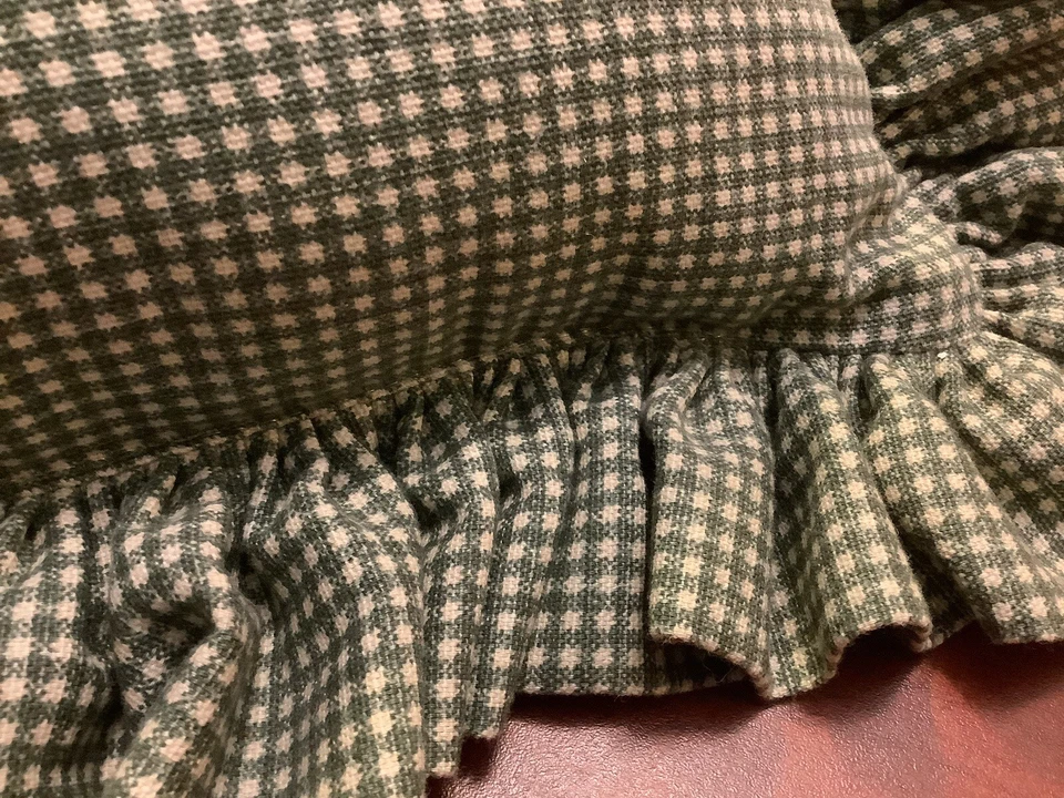 (2) Travesseiros pequenos xadrez e com babados verdes/brancos~2 tamanhos~algodão/excelente~BOM~ - Imagem 4 de 4