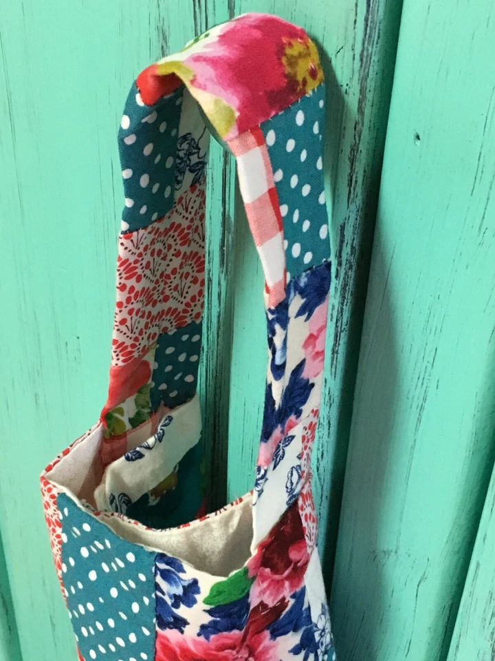 ÚNICO Soporte para Bolsa de Plástico Retazos Telas Mujer Pionera Hecho a Mano - Único en su Clase Foto 3 de 4