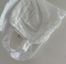 0-3 Months Broderie Anglaise Embroidered Cream Bib  Matching Cotton Bonnet