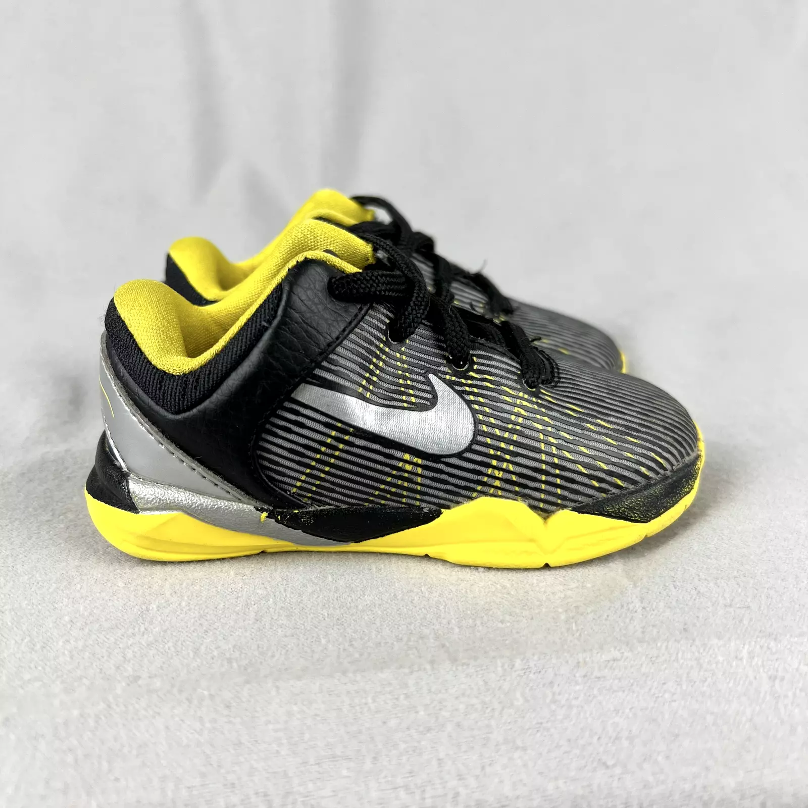 Baskets basketball bébé Nike Kobe 7 Toddler taille 6c Supreme Del Sol Lakers Zoom