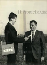 Press Photo Bob Roth doing an interview - sap60597
