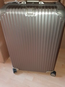 rimowa topas titanium 70