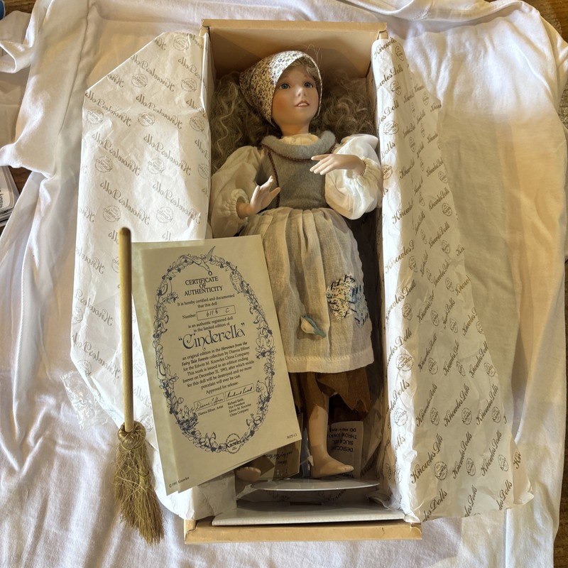 Cinderella Ashton Drake Porcelain by Dianna Effner 1993 orig box and documents