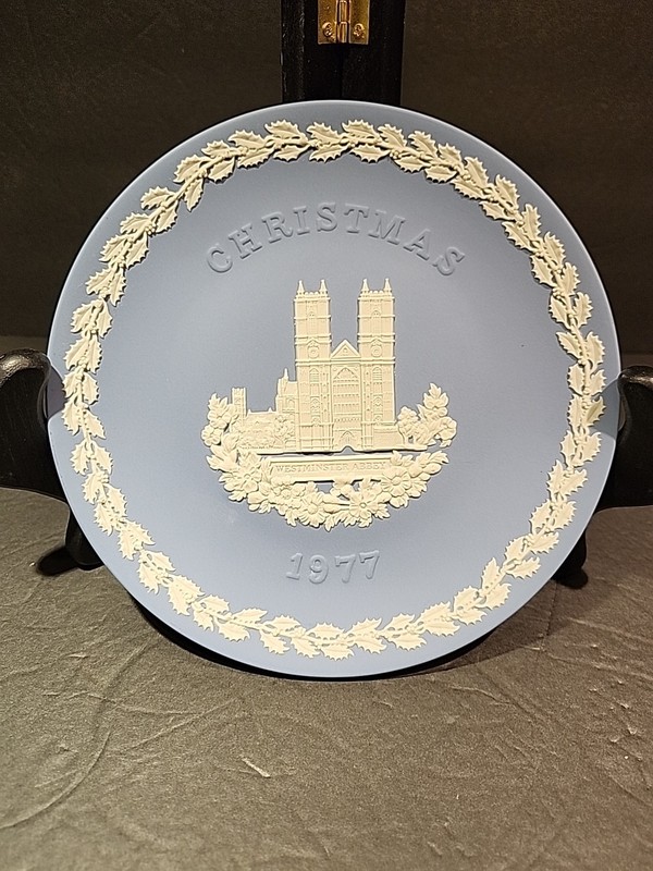 Wedgwood Blue Jasperware 1977 Christmas 8” Collector Plate Westminster Abbey