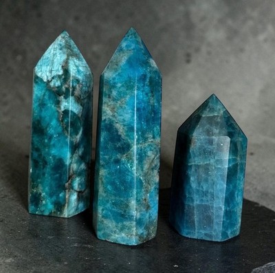 Kleiner Kristallturm aus blauem Apatit: Edelsteinobelisk, lebendige Energie
