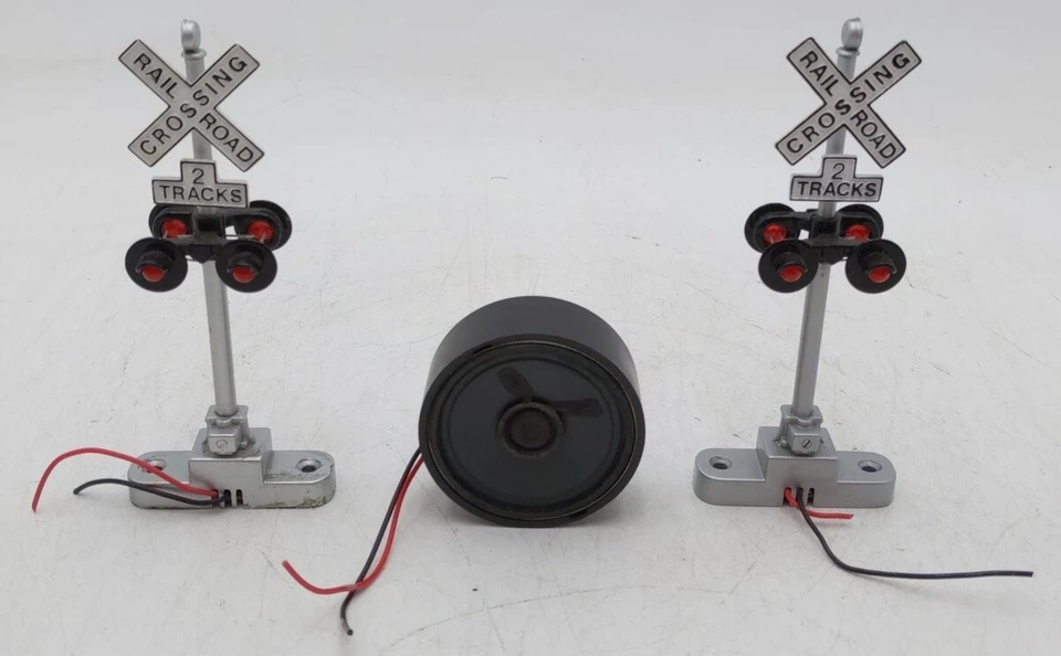 MTH 30-11014 O Scale RailKing Crossing Flasher W/Sound Operating (Set of 2) EX - Image 2 of 4