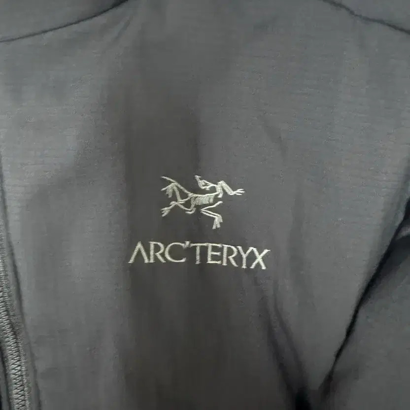 Arc'teryx Atom AR Black Men's Insulated Jacket Lightly Used thumbnail 4