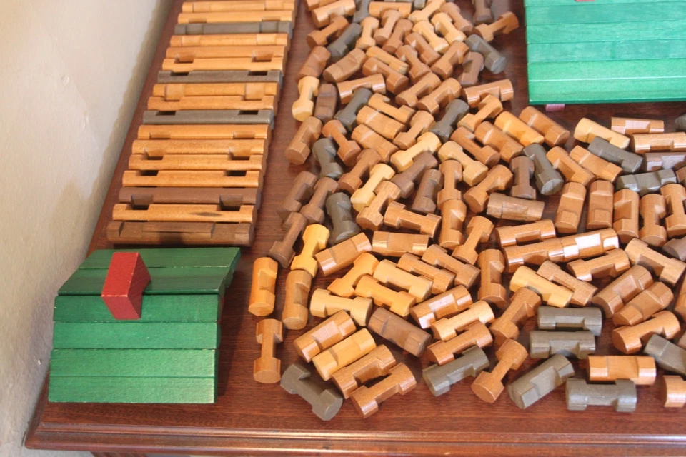 Lincoln Logs HUGE Lot 434 Pieces Vintage Roofs Windows TONS of Different Pieces - Image 4 of 4