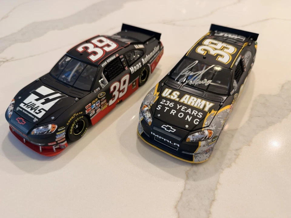 Juego de 2 autos Ryan Newman MUESTRA Army And Haas Automation 1:24 NASCAR Diecast Cars Foto 2 de 4