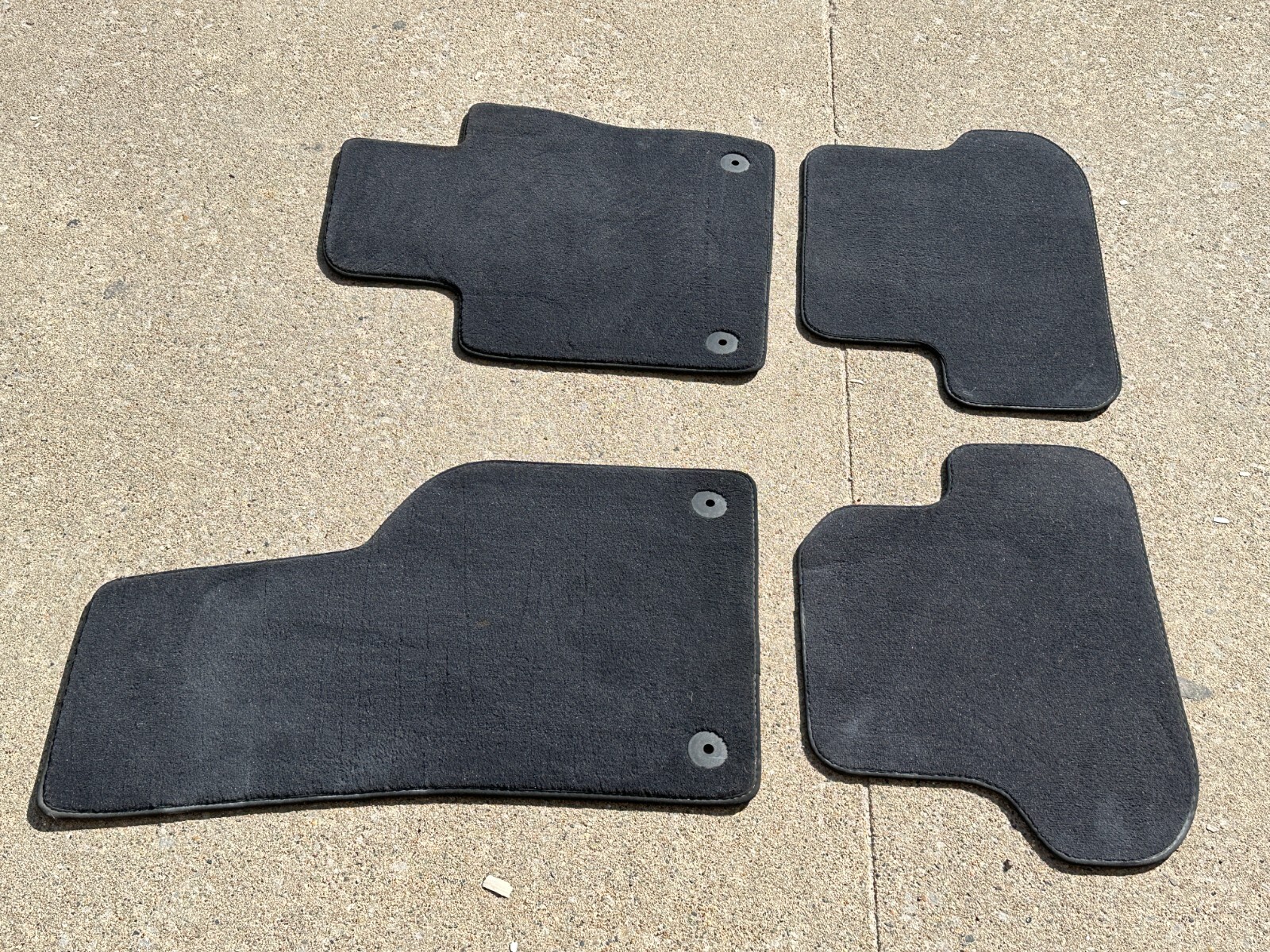 P30923 20112018 Volkswagen Beetle Floor Mat Carpet Set of 4 BLACK OEM