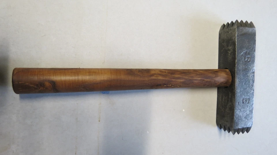 ANCIENNE BOUCHARDE DE TAILLEUR DE PIERRE - Photo 3/4