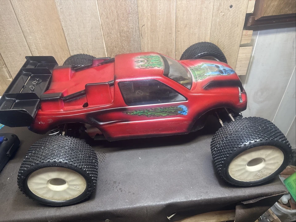 Team Losi TLR 8IGHT 2.0 1/8 4WD Nitro Truggy Mach 427 Motor Carro de Controle Remoto Rápido Bom - Imagem 4 de 4