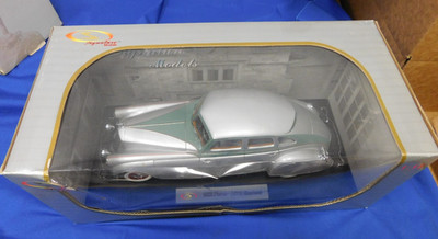 Signature Models 1933 Pierce-Arrow Silver New in Box 1:18 Scale Metal Die Cast