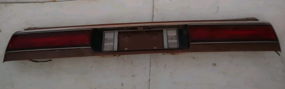 Panel de cabezal trasero con luces traseras OEM 1992-96 BUICK LESABRE difícil de encontrar  Foto 2 de 4