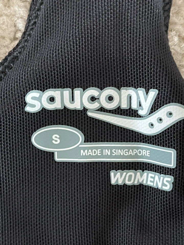 Sujetador incorporado Saucony para mujer acanalado LX sin mangas negro Berry espalda deportiva S $48 Foto 3 de 4