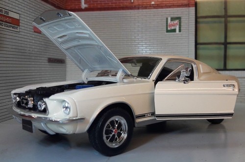 Ford Mustang 1967 GT Fastback Welly 1:24 Diecast Detailed Scale Model Car 22522 - Picture 7 of 7