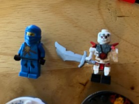 LEGO NINJAGO: Spinjitzu Starter Set (2257) Jay vs. Frakjaw.