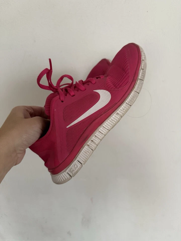 Tenis Nike para mujer rosa libre 4 V3 para correr con cordones, talla US 8 Foto 3 de 4