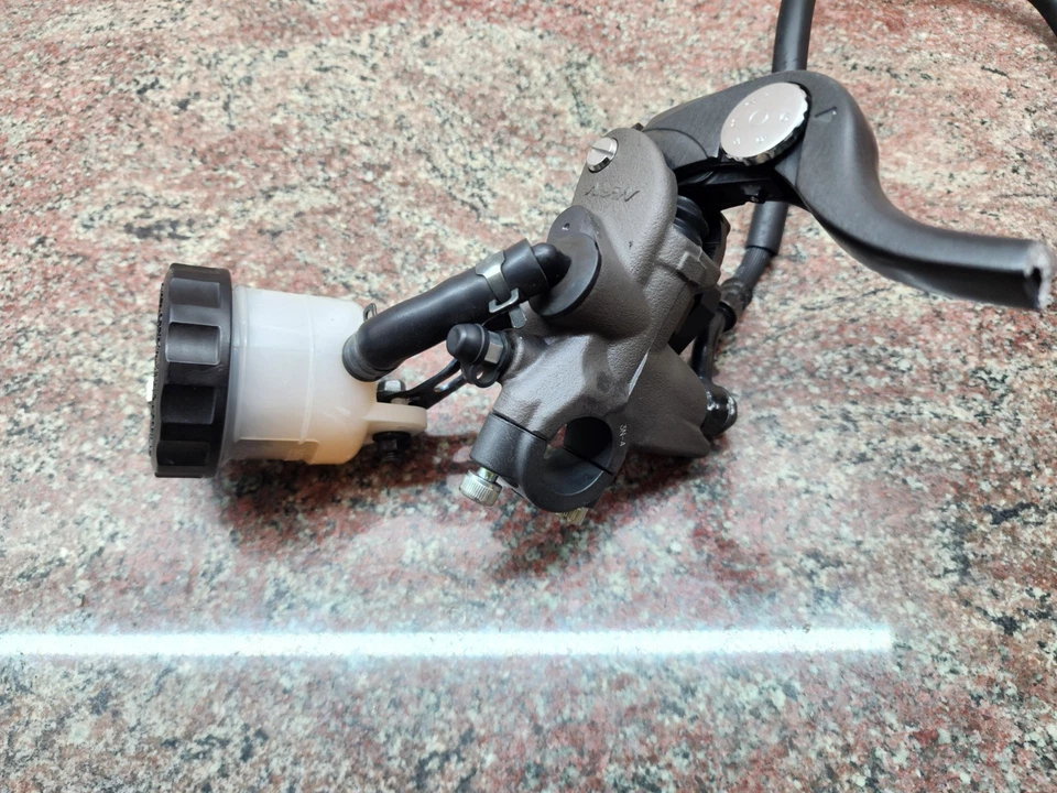 Pinzas de freno delanteras 13-25 Kawasaki Ninja ZX-6R conjunto maestro OEM 43080-0111 0113 Foto 4 de 4